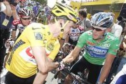 El ganador de la primera etapa prólogo, el corredor estadounidense David Zabriskie, saluda a Lance Armstrong que quedó segundo.