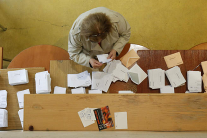 Una votante leonesa durante elecciones celebradas hace cuatro años. FERNANDO OTERO
