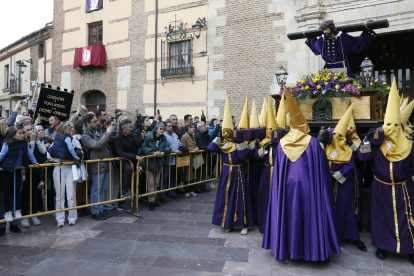 Salida de Jesús del Vía Crucis en Santa Marina. FERNANDO  OTERO