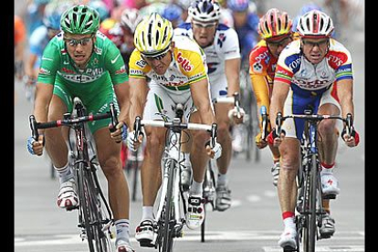 El australiano Robbie McEwen, del equipo Davitamon Lotto, se impuso hoy al sprint en la quinta etapa del Tour de Francia, de 183 kilómetros.