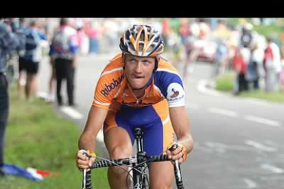 El holandés Pieter Weening (Rabobank), de 24 años, debutante en el Tour, ganó en un esprint de dos al alemán Andreas Kloeden, segundo de la general en 2004.