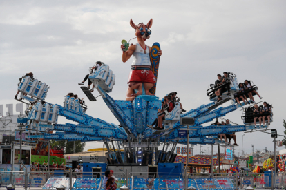 Una atracción de feria en funcionamiento durante las fiestas de San Juan. JESÚS F. SALVADORES