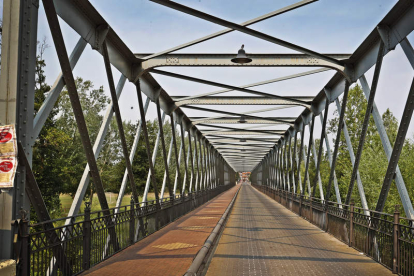 El puente que une Carrizo y Villanueva