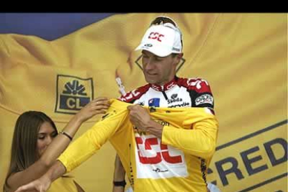 Rasmussen firmó una hazaña al ganar escapado desde los primeros instantes en la que Voigt se vistió con el maillot amarillo tras ser tercero, con una ventaja de tres minutos respecto a Armstrong.