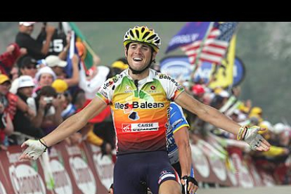 El español Alejandro Valverde (Illes Balears) ganó el martes la décima etapa del Tour de Francia ciclista, la primera en los Alpes de esta edición, superando en el sprint al estadounidense Lance Armstrong.