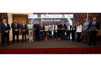Foto de familia de los Premios Innova Diario de León, con los organizadores y patrocinadores del evento. ramiro