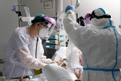 Sanitarios atienden a un paciente enfermo de covid en una unidad de cuidados intensivos. EFE