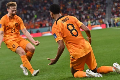 Cody Gakpo celebra con su compañero Frenkie de Jong uno de los dos goles de Países Bajos. NOUSHAD THEKKAYIL