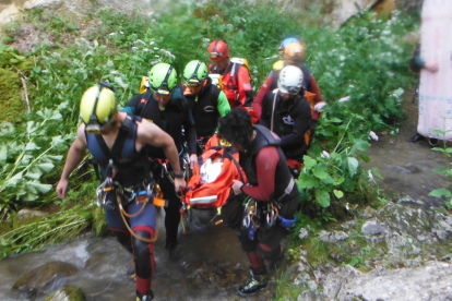 Rescate del herido que se cayó en mitad del curso de aguas en la Cueva de Valporquero. GUHEKO