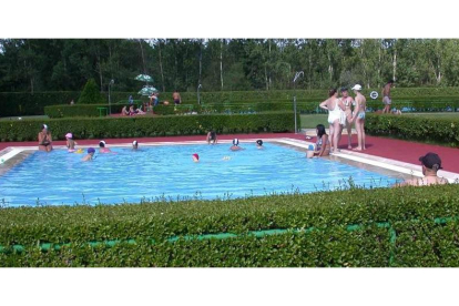 Las piscinas de Veguellina de Órbigo cuentan con unas completas instalaciones deportivas. DL