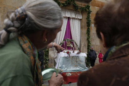 Altar tradicional a San Juan en a puerta de la iglesia de San Marcelo. FERNANDO OTERO
