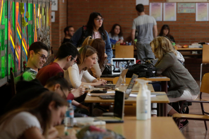 Alumnos de la Universidad de León, en una de sus facultades, aprovechan el vestíbulo para trabajar en equipo y repasar algunas materias. FERNANDO OTERO