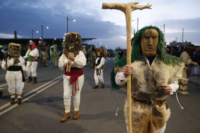 Los antruejos desfilan por León y las máscaras ancestrales conquistan de nuevo la capital. RAMIRO