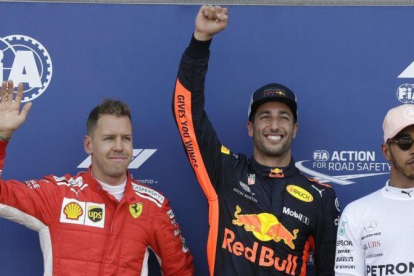 Daniel Ricciardo, entre Sebastian Vettel y Lewis Hamilton, en el podio del sábado en Mónaco.