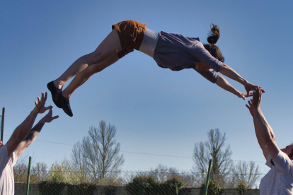 La compañía de teatro Cirk About It tiene estos días una doble presencia en los escenarios de la provincia leonesa. NACHO VILAR PRODUCCIONES