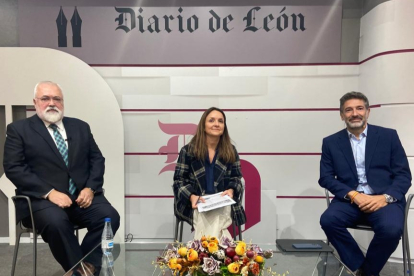 Manuel Rilo, María Carnero y Julio César Álvarez, en la mesa redonda Empresas que asientan población. RAMIRO
