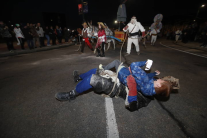 Los antruejos desfilan por León y las máscaras ancestrales conquistan de nuevo la capital. RAMIRO