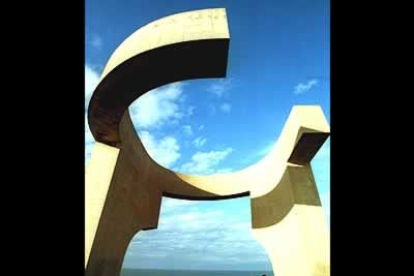 Para muchos, Chillida era un escultor clásico como si Rodin se hubiera despertado en otro siglo, sin perder ni un solo segundo de belleza. Una obra que enlaza horizontes y encadena eternidades.