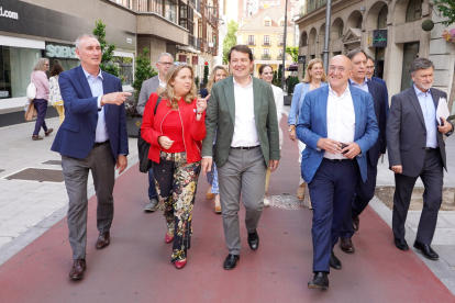 Mañueco con los aspirantes a las alcaldías de Castilla y León pasea por Valladolid. ICAL