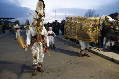 Los antruejos desfilan por León y las máscaras ancestrales conquistan de nuevo la capital. RAMIRO