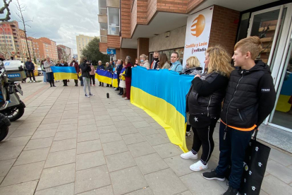 Parte de la comunidad ucraniana de León despidió al convoy de ayuda humanitaria en Eras