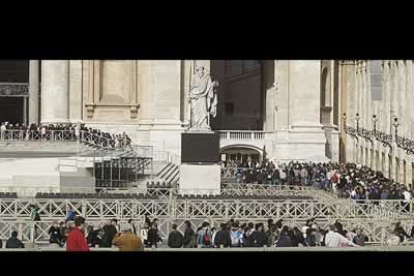 Miles de personas guardaron cola desde primera hora de la mañana para poder acceder a las Grutas Vaticanas.