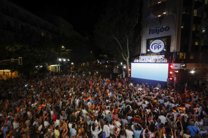 Imagen del numeroso público concentrado anoche en la sede del PP de Madrid. JAVIER LIZÓN