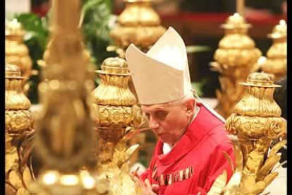 Tras la breve y sobria visita, los cardenales asistieron a una misa en recuerdo de Juan Pablo II.