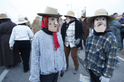 Los antruejos desfilan por León y las máscaras ancestrales conquistan de nuevo la capital. RAMIRO