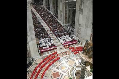 La misa acogió a cientos de cardenales en la Basílica de San Pedro en el Vaticano. Las misas están dirigidas por los diversos cardenales venidos de todas las partes del mundo