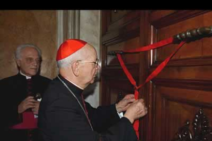 El cardenal Camarlengo, el español Eduardo Martínez Somalo, precintó ayer las puertas del apartamento papal.