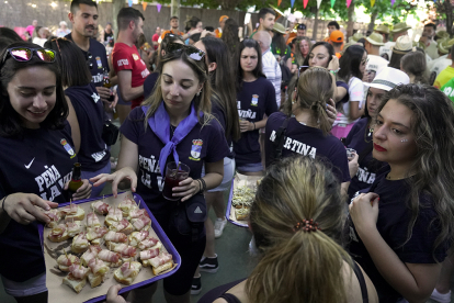 Integrantes de las peñas comiendo en las XIII Jornadas Gastronómicas y del Ajo de Santa Marina del Rey. DL