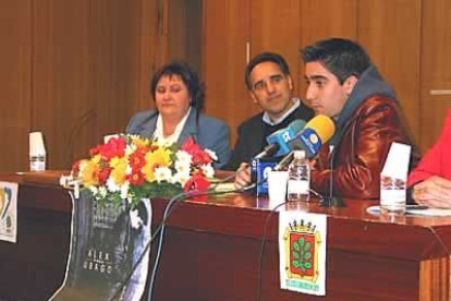 En su estancia en León, Álex Ubago tuvo tiempo para viajar a Astorga y apadrinar a la asociación de minusválidos AMA. El cantante conoció personalmente a varios niños de este colectivo.