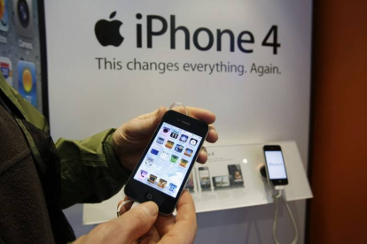 Un cliente de AT&T prueba un iPhone4, en una tienda en Palo Alto (California).