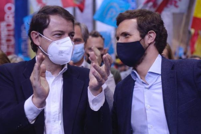Alfonso Fernández-Mañueco y Paco Casado, en los últimos días de la campaña electoral. NACHO GALLEGO