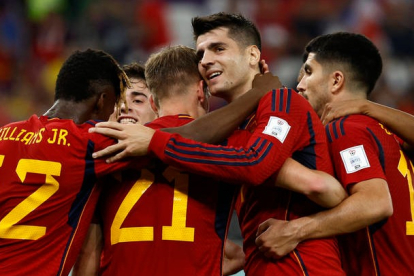 Álvaro Morata celebra un gol con sus compañeros en el partido ante Costa Rica. JOSÉ MÉNDEZ
