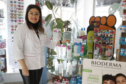 Brenda Campo, en su farmacia de San Justo de la Vega. RAMIRO