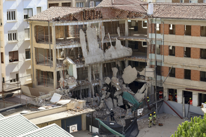 Se derrumba la fachada del colegio Adoratrices en Logroño. RAQUEL MANZANARES / EFE