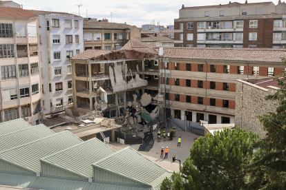 Se derrumba la fachada del colegio Adoratrices en Logroño. RAQUEL MANZANARES / EFE