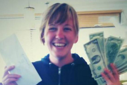 Una de las ganadoras que ha encontrado uno de los sobres con dinero por San Francisco.
