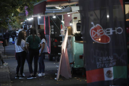 El parque de San Francisco volverá a ser el escenario de la feria de las furgonetas de comida. RAMIRO