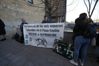 Cartel en memoria de los mineros fallecidos en el Pozo Emilio. RAMIRO. RAMIRO