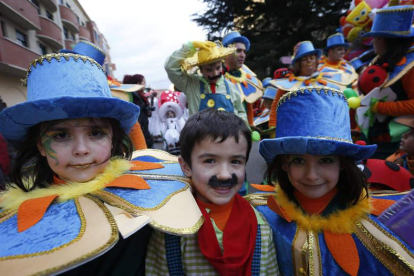 Los más pequeños son los protagonistas del desfile del lunes, que reúne a cientos de niños que viven el Carnaval. JESÚS F. SALVADORES