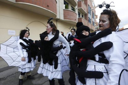 En La Bañeza hay auténticos carnavaleros desde la cuna. JESÚS F. SALVADORES