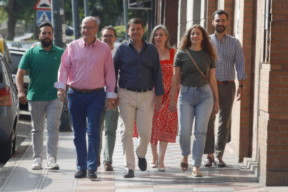 Delante, Silván, Mañueco y Ester Muñoz; detrás Barrera, Gavilanes, Mayo y Fernández. RAMIRO