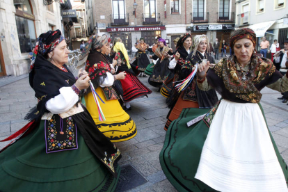 Bailes regionales en la plaza de las Cortes Leonesas. DL