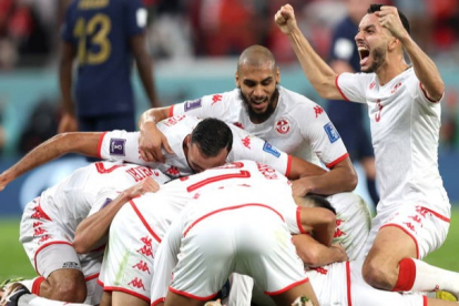 Jugadores tunecinos celebrando el gol de la victoria. TOLGA BOZOGLU