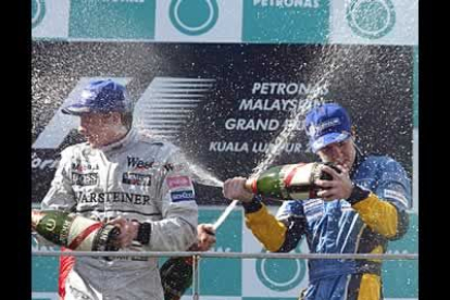 El nuevo ídolo del automovilismo mundial celebra con champán su victoria.
