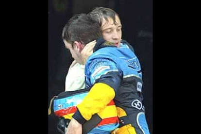 Alonso se abraza a uno de los sus contrincantes, el italiano Jarno Trulli, que quedó en quinta posición.