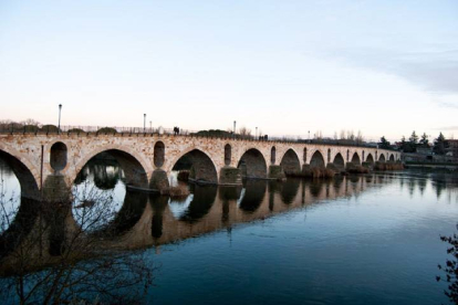 El Puente de Piedra de Zamora es uno de los muchos viaductos que atraviesan el recorrido de La Vizana. REDACCIÓN